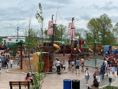 GOSHEN, NY - 14 Mayıs 2022 'de Goshen, New York' taki Legoland 'da Lego Korsanları.