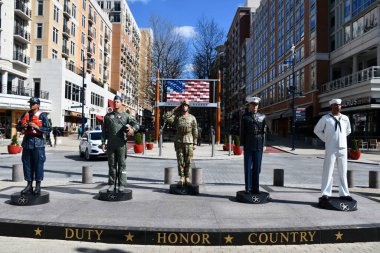 OXON HILLS, MD - 2 Nisan 2021 'de Oxon Hills, Maryland' deki Ulusal Limanda Özgürlük Heykellerinizi Koruyorum.