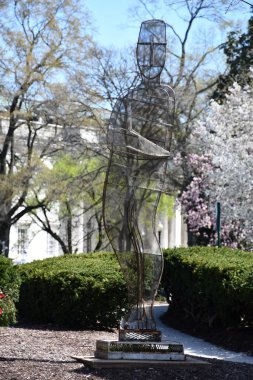 WASHINGTON DC - 2 Nisan 2021 'de görüldüğü üzere, Washington DC' deki Amerika Sanat Müzesi 'nin önünde heykel.