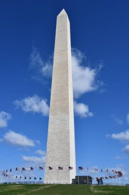 WASHINGTON, DC - 2 Nisan 2021 'de görüldüğü gibi Washington, DC' deki Washington Anıtı. Bir zamanlar Kıta Ordusu 'nun başkomutanı ve ilk Birleşik Devletler Başkanı olan George Washington anısına inşa edildi..