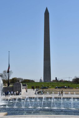 WASHINGTON DC - 2 Nisan 2021 'de Washington DC' deki 2. Dünya Savaşı Anıtı ve Washington Anıtı.
