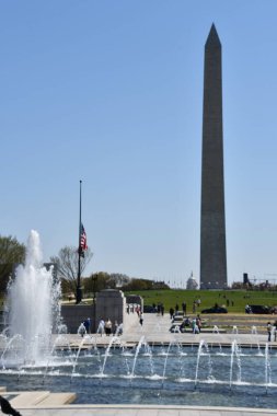 WASHINGTON DC - 2 Nisan 2021 'de Washington DC' deki 2. Dünya Savaşı Anıtı ve Washington Anıtı.