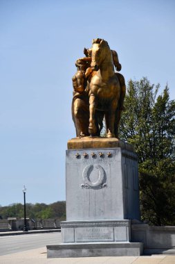 WASHINGTON, DC - 3 Nisan 2021 'de Washington DC' deki Arlington Memorial Köprüsü 'nde Savaş Sanatları Heykeli.