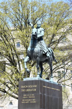WASHINGTON DC - 3 Nisan 2021 'de görüldüğü üzere, Washington DC' deki ABD İçişleri Bakanlığı binasının önündeki Kurtarıcı Simon Bolivar 'ın Binicilik Heykeli.