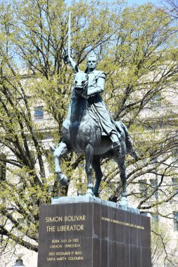 WASHINGTON DC - 3 Nisan 2021 'de görüldüğü üzere, Washington DC' deki ABD İçişleri Bakanlığı binasının önündeki Kurtarıcı Simon Bolivar 'ın Binicilik Heykeli.