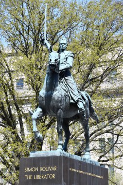 WASHINGTON DC - 3 Nisan 2021 'de görüldüğü üzere, Washington DC' deki ABD İçişleri Bakanlığı binasının önündeki Kurtarıcı Simon Bolivar 'ın Binicilik Heykeli.