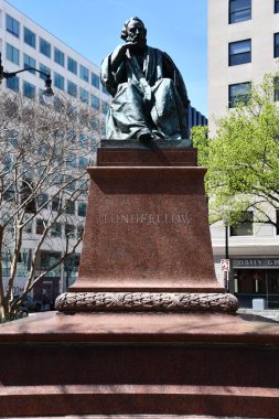 Washington DC 'deki Henry Wadsworth Longfellow Anıtı, 3 Nisan 2021' de görüldüğü gibi..