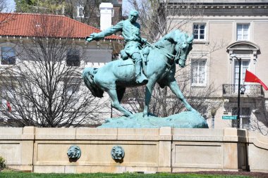 WASHINGTON, DC - 3 Nisan 2021 'de görüldüğü üzere, Washington' daki Sheridan Circle 'da Philip Sheridan' ın Binicilik Heykeli.