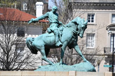 WASHINGTON, DC - 3 Nisan 2021 'de görüldüğü üzere, Washington' daki Sheridan Circle 'da Philip Sheridan' ın Binicilik Heykeli.