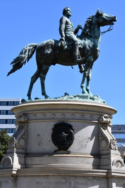 WASHINGTON DC - 3 Nisan 2021 'de Washington' daki Thomas Circle Park 'ta görülen George Henry Thomas' ın Binicilik Heykeli.