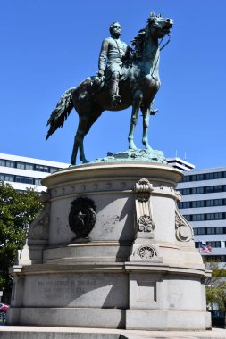 WASHINGTON DC - 3 Nisan 2021 'de Washington' daki Thomas Circle Park 'ta görülen George Henry Thomas' ın Binicilik Heykeli.