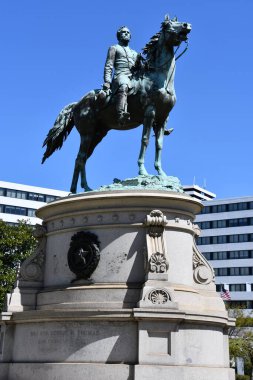 WASHINGTON DC - 3 Nisan 2021 'de Washington' daki Thomas Circle Park 'ta görülen George Henry Thomas' ın Binicilik Heykeli.