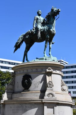 WASHINGTON DC - 3 Nisan 2021 'de Washington' daki Thomas Circle Park 'ta görülen George Henry Thomas' ın Binicilik Heykeli.