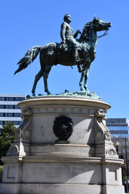 WASHINGTON DC - 3 Nisan 2021 'de Washington' daki Thomas Circle Park 'ta görülen George Henry Thomas' ın Binicilik Heykeli.