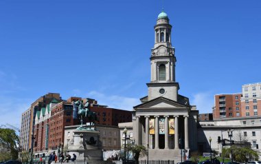 WASHINGTON DC - 3 Nisan 2021 'de Washington DC' deki Thomas Circle Park 'taki National City Hristiyan Kilisesi.