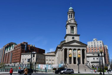 WASHINGTON DC - 3 Nisan 2021 'de Washington DC' deki Thomas Circle Park 'taki National City Hristiyan Kilisesi.