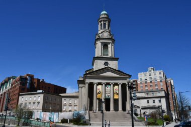WASHINGTON DC - 3 Nisan 2021 'de Washington DC' deki Thomas Circle Park 'taki National City Hristiyan Kilisesi.