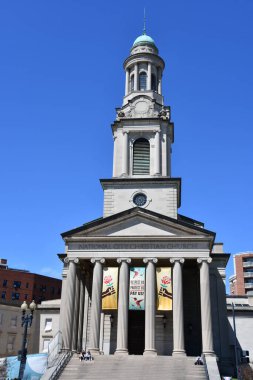 WASHINGTON DC - 3 Nisan 2021 'de Washington DC' deki Thomas Circle Park 'taki National City Hristiyan Kilisesi.