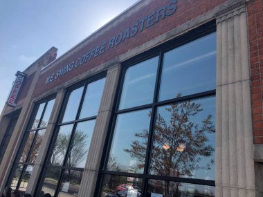 ALEXANDRIA VA - 4 Nisan: M.E. 4 Nisan 2021 'de Alexandria, Virginia' da görülen Swing Coffee Roaster 'lar.