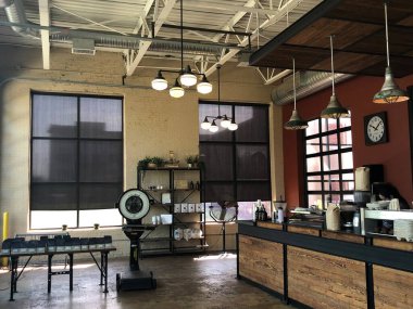 ALEXANDRIA VA - 4 Nisan: M.E. 4 Nisan 2021 'de Alexandria, Virginia' da görülen Swing Coffee Roaster 'lar.