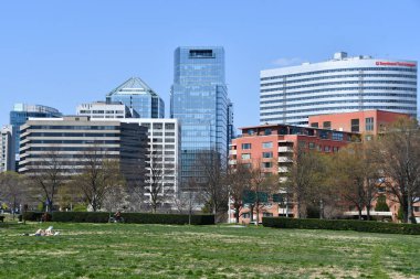 ARLINGTON VA - 4 Nisan 2021 'de Arlington, Virginia' daki ofis binaları.