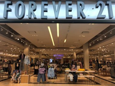 ARLINGTON, VA - 4 Nisan 2021 'de Arlington, Virginia' daki Fashion Centre 'da görülen Forever 21 mağazası.