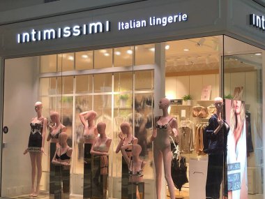 ARLINGTON, VA - 4 Nisan 2021 'de Arlington, Virginia' daki Fashion Centre 'da Intimissimi İtalyan İç çamaşırı mağazası.