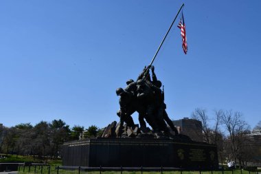 WASHINGTON, DC - 4 Nisan 2021 'de Washington DC' de görülen Deniz Kuvvetleri Savaş Anıtı (Iwo Jima).