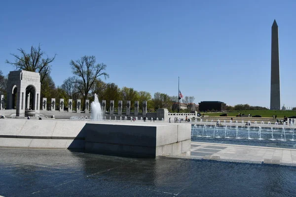 Washington Apr World War Memorial Washington Monument Washington Seen April — Stock Photo, Image