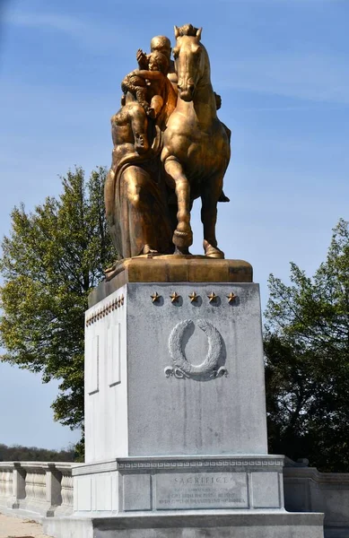 WASHINGTON, DC - 3 Nisan 2021 'de Washington DC' deki Arlington Memorial Köprüsü 'nde Savaş Sanatları Heykeli.