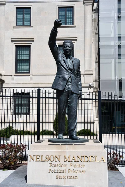 华盛顿 卢旺达爱国军3 2021年4月3日在华盛顿特区南非大使馆的纳尔逊 曼德拉雕像 — 图库照片