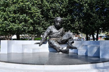 WASHINGTON DC - 5 Nisan 2021 'de Washington DC' deki Ulusal Bilim Akademisi önünde görülen Albert Einstein Anıtı.