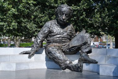 WASHINGTON DC - 5 Nisan 2021 'de Washington DC' deki Ulusal Bilim Akademisi önünde görülen Albert Einstein Anıtı.