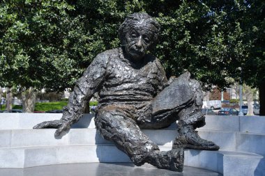 WASHINGTON DC - 5 Nisan 2021 'de Washington DC' deki Ulusal Bilim Akademisi önünde görülen Albert Einstein Anıtı.