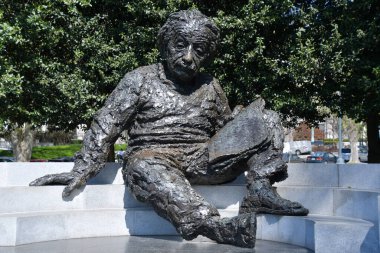 WASHINGTON DC - 5 Nisan 2021 'de Washington DC' deki Ulusal Bilim Akademisi önünde görülen Albert Einstein Anıtı.