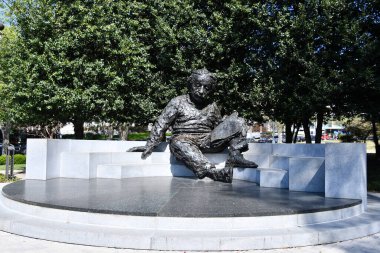 WASHINGTON DC - 5 Nisan 2021 'de Washington DC' deki Ulusal Bilim Akademisi önünde görülen Albert Einstein Anıtı.
