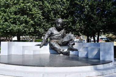 WASHINGTON DC - 5 Nisan 2021 'de Washington DC' deki Ulusal Bilim Akademisi önünde görülen Albert Einstein Anıtı.