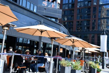 WASHINGTON DC - 5 Nisan 2022 'de Washington DC' deki Bölge Rıhtımı 'ndaki Dükkan ve Restoranlar.