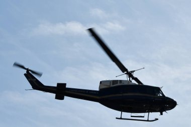 WASHINGTON DC - 5 Nisan 2022 'de Washington DC' de uçan helikopter.