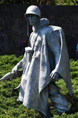 WASHINGTON, DC - 5 Nisan 2021 'de Washington' da görülen Kore Savaş Gazileri Anıtı. Anıt, her biri yaklaşık 1.000 pound ağırlığında 19 paslanmaz çelik heykelden oluşuyor..