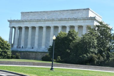 WASHINGTON, DC - 5 Nisan 2021 'de Washington, DC' de görülen Lincoln Memorial. Amerika Birleşik Devletleri 'nin 16. Başkanı Abraham Lincoln onuruna inşa edilmiş bir Amerikan ulusal anıtıdır..