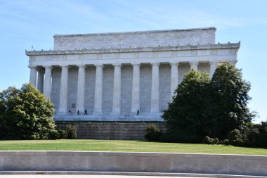 WASHINGTON, DC - 5 Nisan 2021 'de Washington, DC' de görülen Lincoln Memorial. Amerika Birleşik Devletleri 'nin 16. Başkanı Abraham Lincoln onuruna inşa edilmiş bir Amerikan ulusal anıtıdır..