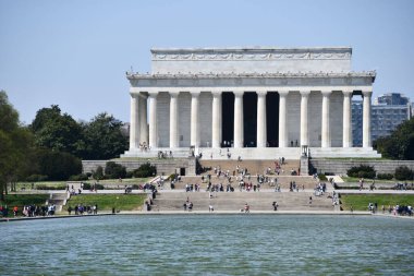 WASHINGTON, DC - 5 Nisan 2021 'de Washington, DC' de görülen Lincoln Memorial. Amerika Birleşik Devletleri 'nin 16. Başkanı Abraham Lincoln onuruna inşa edilmiş bir Amerikan ulusal anıtıdır..