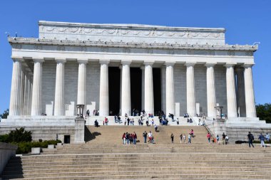 WASHINGTON, DC - 5 Nisan 2021 'de Washington, DC' de görülen Lincoln Memorial. Amerika Birleşik Devletleri 'nin 16. Başkanı Abraham Lincoln onuruna inşa edilmiş bir Amerikan ulusal anıtıdır..