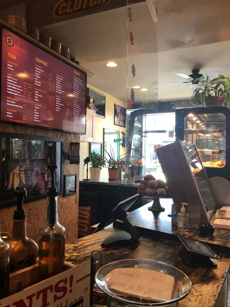 ALEXANDRIA, VA - 5 Nisan 2022 'de Alexandria, Virginia' da görülen ESP Çay ve Kahve.