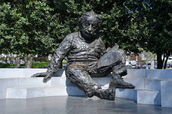WASHINGTON DC - 5 Nisan 2021 'de Washington DC' deki Ulusal Bilim Akademisi önünde görülen Albert Einstein Anıtı.