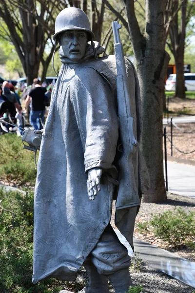 WASHINGTON, DC - 5 Nisan 2021 'de Washington' da görülen Kore Savaş Gazileri Anıtı. Anıt, her biri yaklaşık 1.000 pound ağırlığında 19 paslanmaz çelik heykelden oluşuyor..