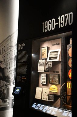 30 Mayıs 2022 'de New York, Manhattan' daki New York Müzesi 'nde görüldü..