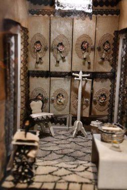 New York, New York - 30 Mayıs 2022 'de New York' taki New York Müzesi 'nde sergilenen Stettheimer Dollhouse.