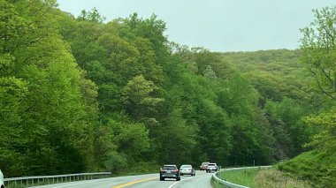 HUDSON VALLEY, NY - 14 MAYIS: 14 Mayıs 2022 'de görüldüğü gibi Hudson Vadisi' nden geçerken.